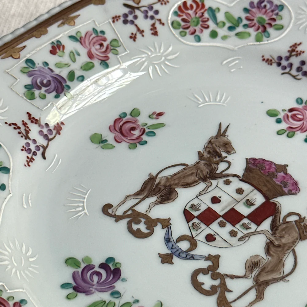 Set of Seven 19th-Century Chinese Export Style Samson of Paris Armorial Dessert Plates - Image 7
