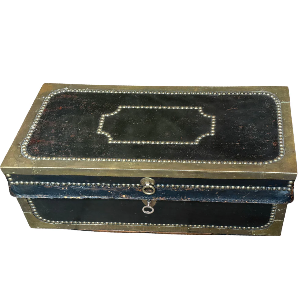 Small 19th-century China Trade Leather Camphor Chest with Gilt Silver Paper Lining (#1) - Image 2