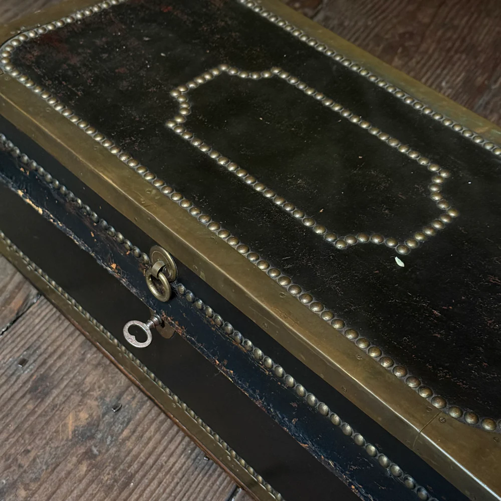 Small 19th-century China Trade Leather Camphor Chest with Gilt Silver Paper Lining (#1) - Image 5