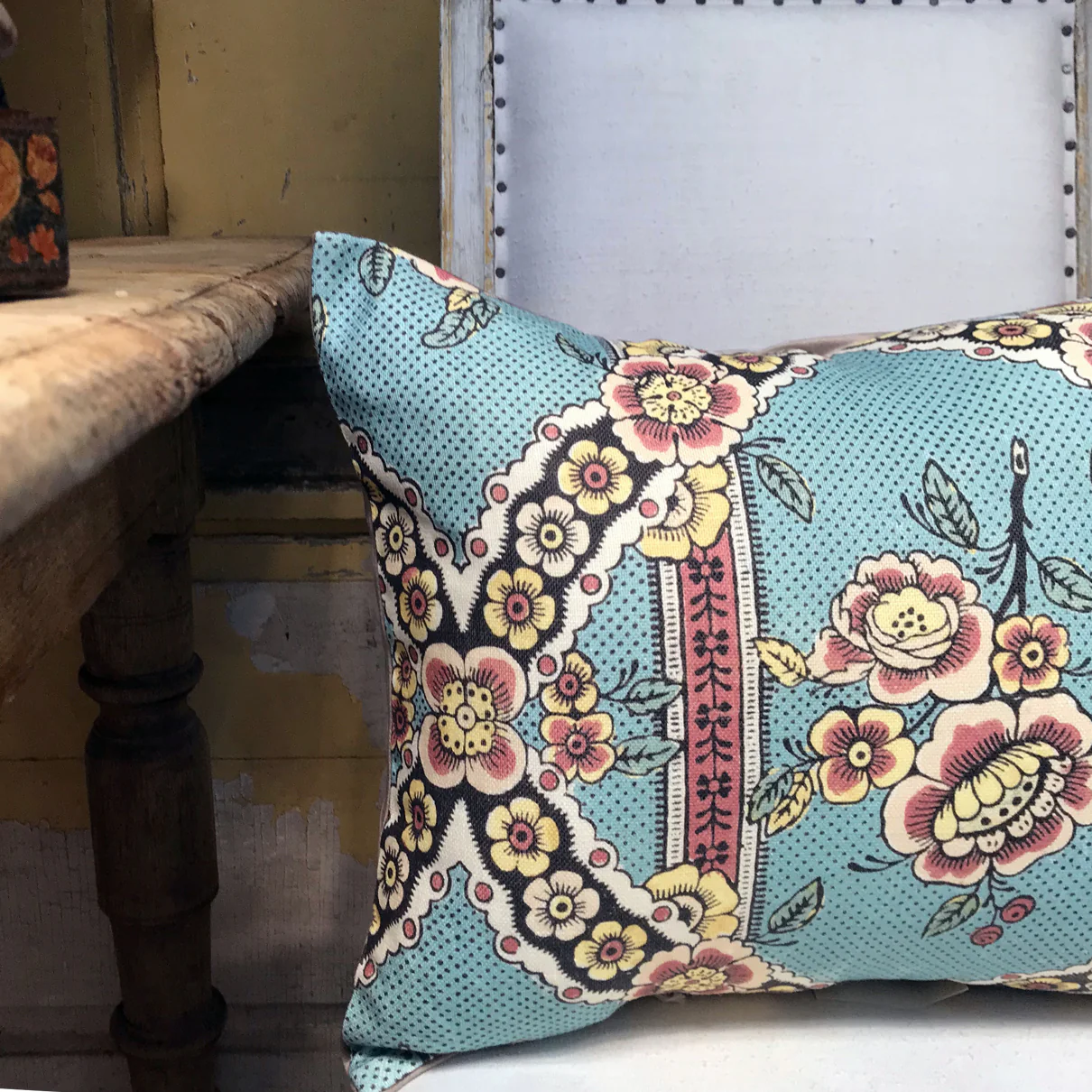 Small Guirlandes de Fleurs Pillow (No. 1A) with Linen Backing - Image 2