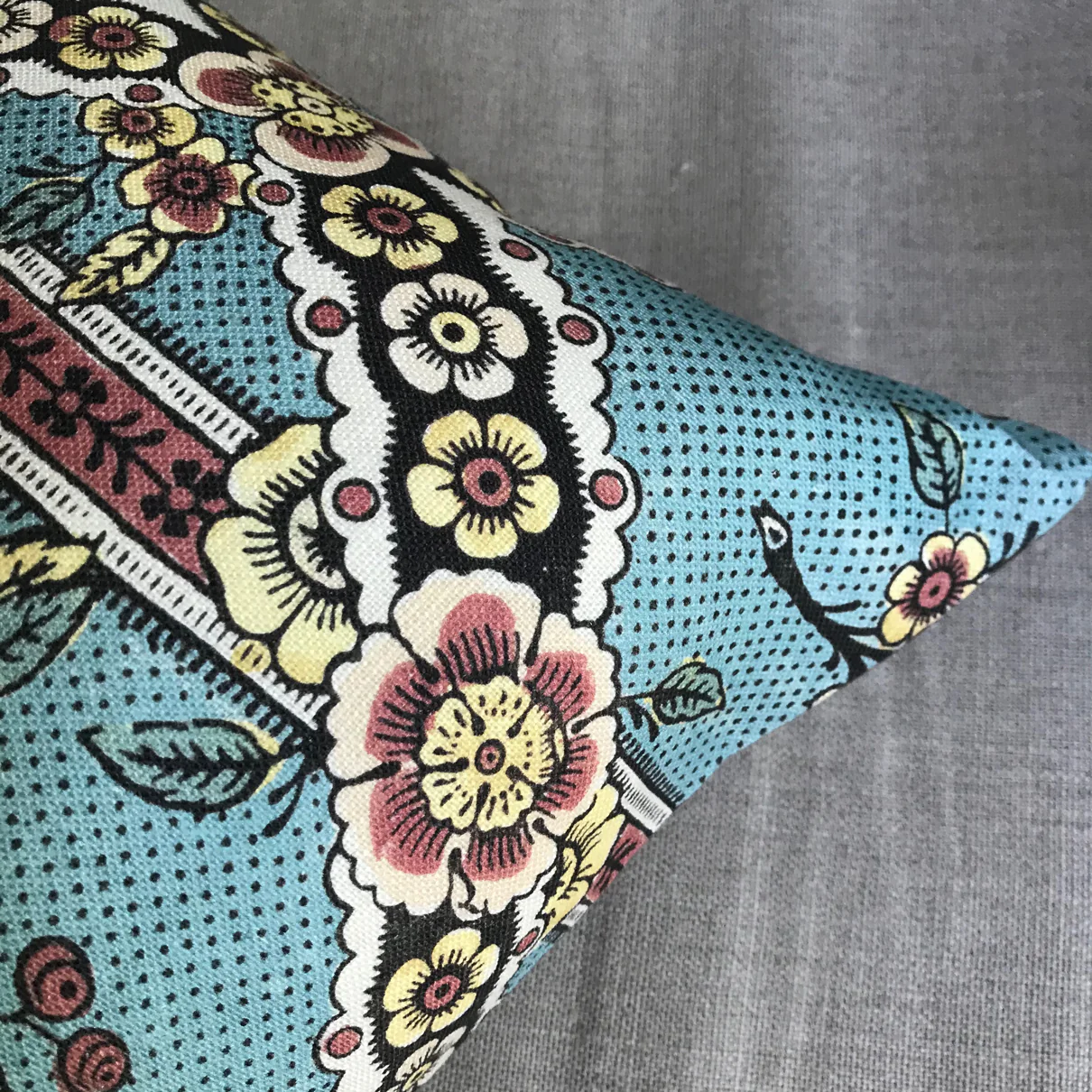 Small Guirlandes de Fleurs Pillow (No. 1A) with Linen Backing - Image 3