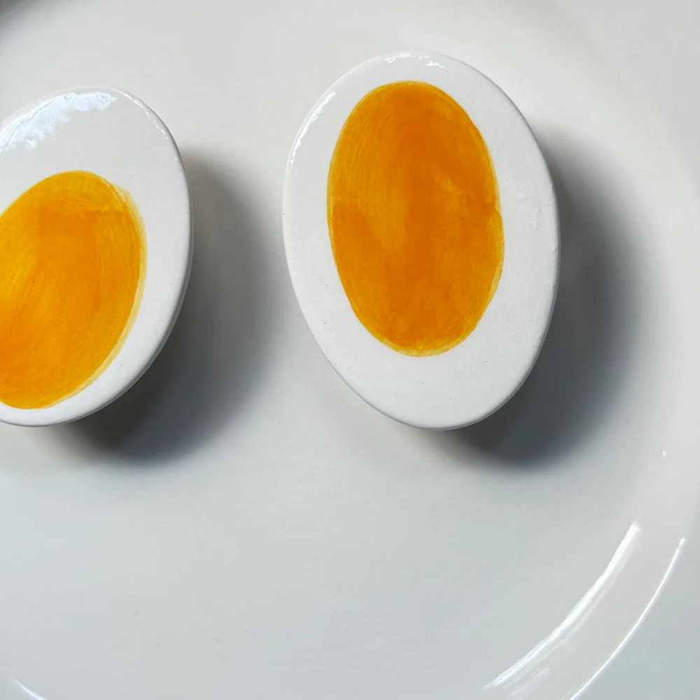 Trompe L'oeil Egg Plate with Scalloped Rim - Image 3