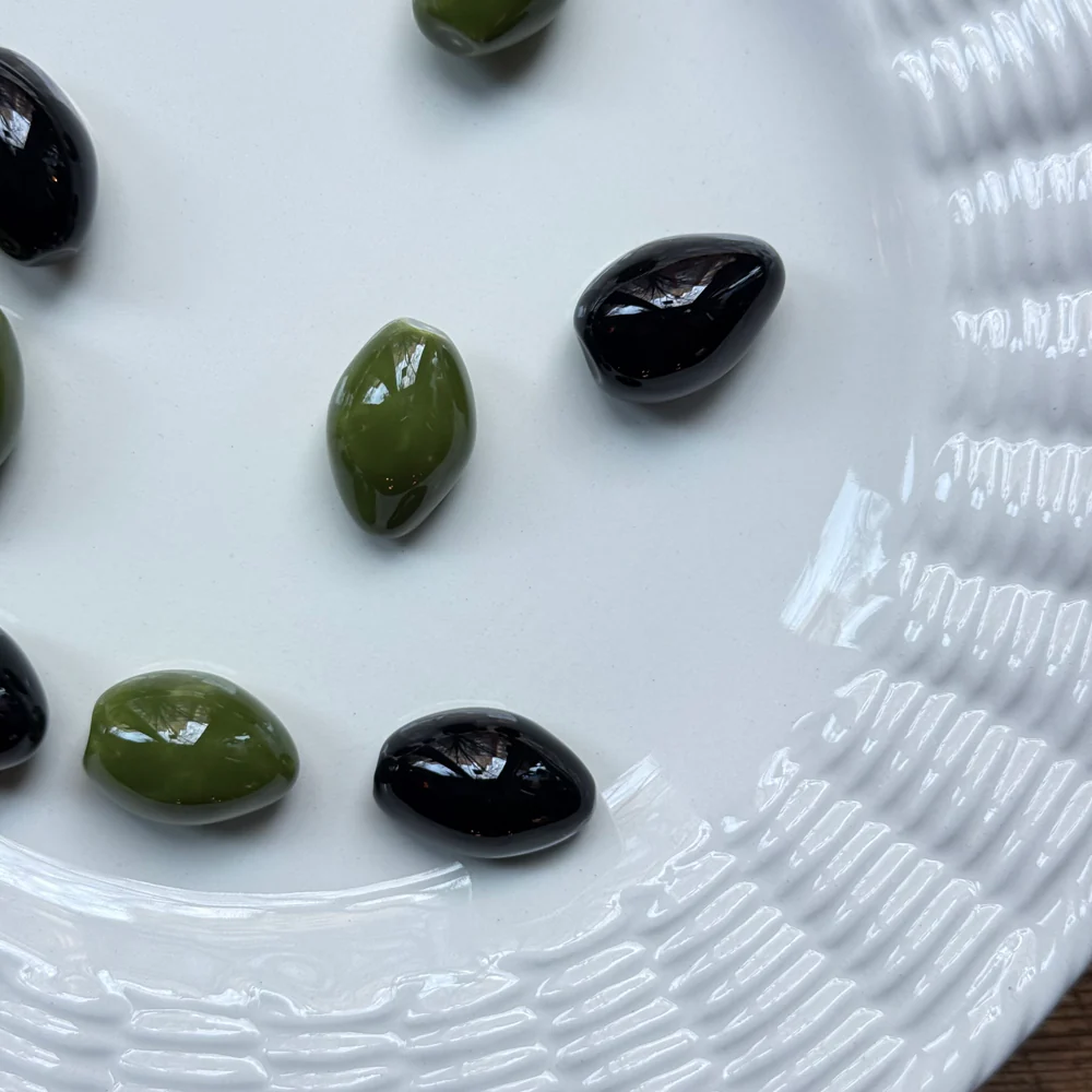 Trompe L'oeil Olives Plate with Basket-Weave Rim - Image 3